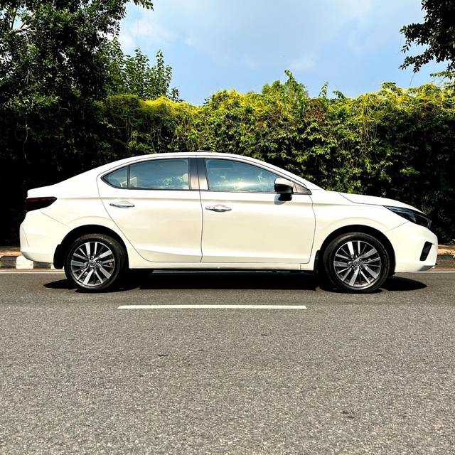 https://images10.gaadi.com/usedcar_image/3597046/original/img2880607__used_car_2880607_1695973603.jpg?imwidth=6401