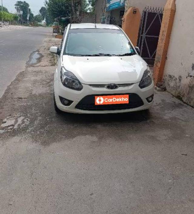 https://images10.gaadi.com/usedcar_image/3597984/original/processed_a10c3a85-91ed-4f26-b750-96a270ec3eef.jpg?imwidth=6402