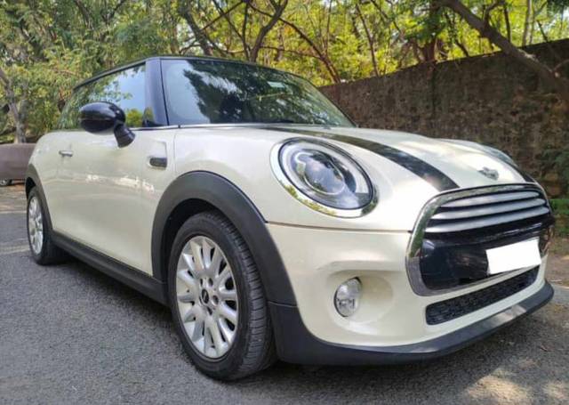https://images10.gaadi.com/usedcar_image/3599238/original/img2881774__used_car_2881774_1696075424.jpg?imwidth=6400