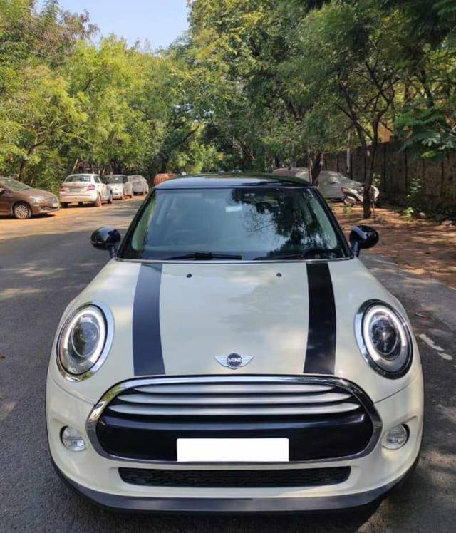 https://images10.gaadi.com/usedcar_image/3599238/original/processed_img2881774__used_car_2881774_1696075421.jpg?imwidth=6402