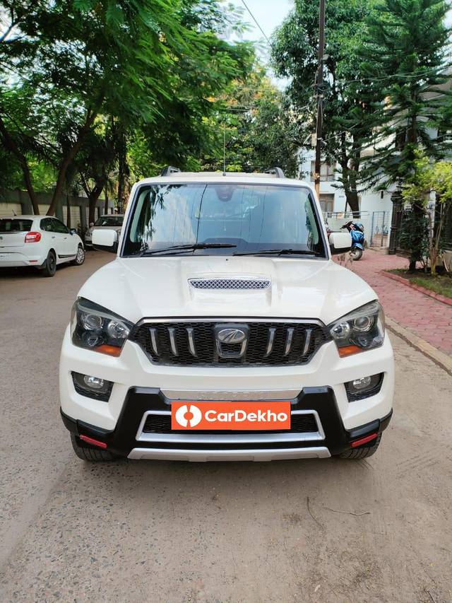 https://images10.gaadi.com/usedcar_image/3599843/original/processed_img2882010__used_car_2882010_1696121520.jpg?imwidth=6400