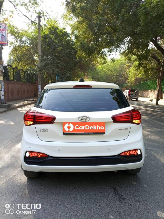 https://images10.gaadi.com/usedcar_image/3599851/original/processed_img2882012__used_car_2882012_1696124052.jpg?imwidth=6402
