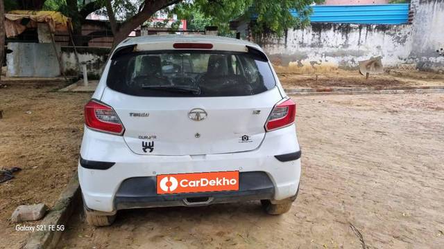 https://images10.gaadi.com/usedcar_image/3599892/original/processed_989f1046-a251-418b-a5f5-6ec6bf8e675c.jpg?imwidth=6402