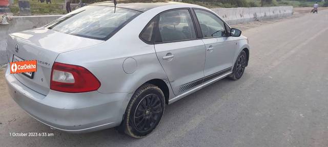 https://images10.gaadi.com/usedcar_image/3599929/original/processed_df92cba6-6924-4ff8-ad27-42a28ec82bc5.jpg?imwidth=6402