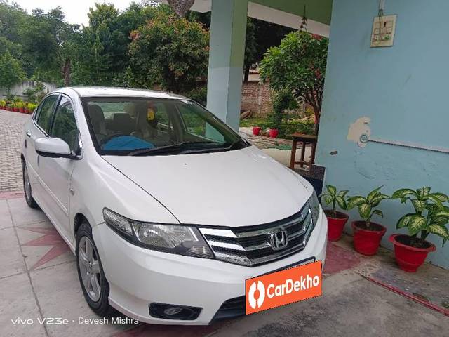https://images10.gaadi.com/usedcar_image/3599941/original/processed_b128aea6-d382-470c-ad48-7447df2a33b3.jpg?imwidth=6400
