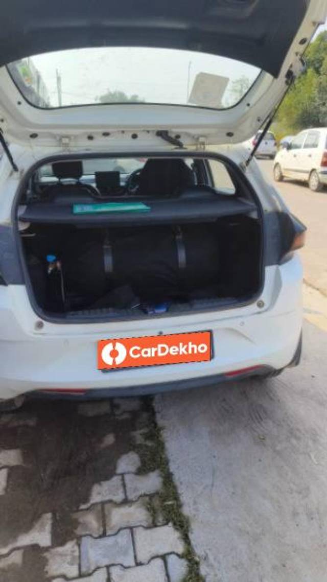 https://images10.gaadi.com/usedcar_image/3600202/original/processed_254cc851-acfc-4a24-acdf-392c00dc4290.jpg?imwidth=6402