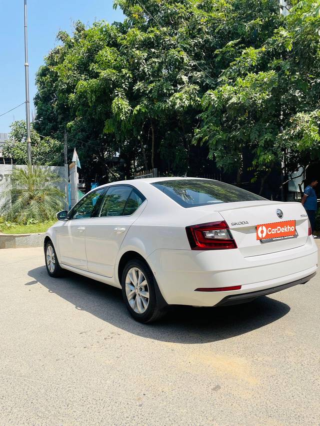 https://images10.gaadi.com/usedcar_image/3600235/original/processed_img2882157__used_car_2882157_1696145428.jpg?imwidth=6402