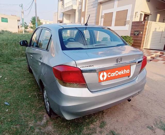 https://images10.gaadi.com/usedcar_image/3600961/original/processed_1b546a80-f1a4-4f33-986c-568dfec2b582.jpg?imwidth=6402