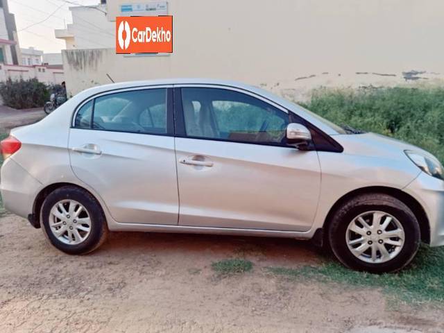 https://images10.gaadi.com/usedcar_image/3600961/original/processed_f97fb9b7-8e19-47ff-9b7d-a99dbc3e89e1.jpg?imwidth=6400