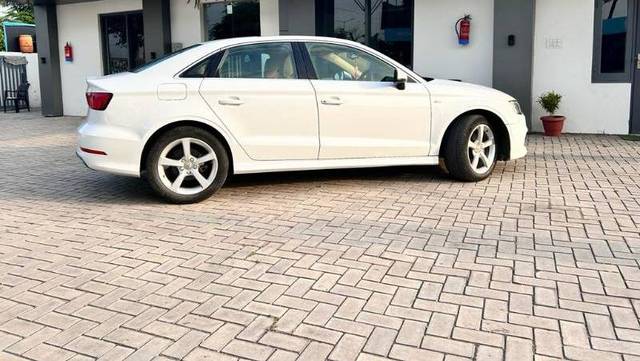 https://images10.gaadi.com/usedcar_image/3601001/original/processed_e2d77add-b9bb-4bee-b61a-94b5d707f193.jpg?imwidth=6401