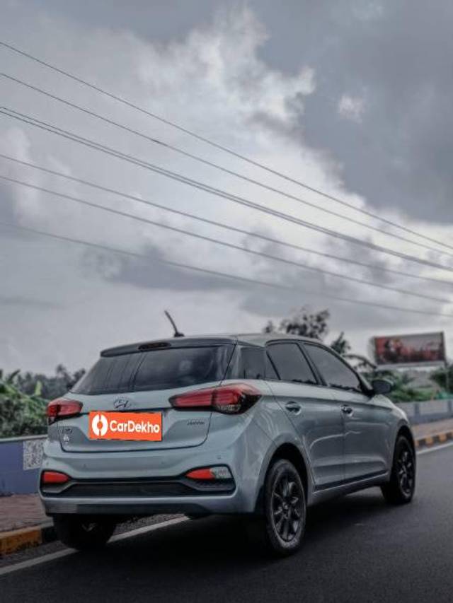 https://images10.gaadi.com/usedcar_image/3601216/original/processed_c00c6837-46e2-4b5b-9167-5296f52b15de.jpg?imwidth=6402