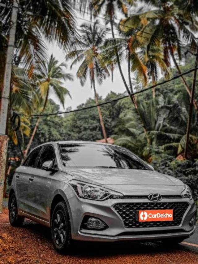 https://images10.gaadi.com/usedcar_image/3601216/original/processed_c8fa615e-1d34-4a43-a8bd-16e0eacbb6e8.jpg?imwidth=6400