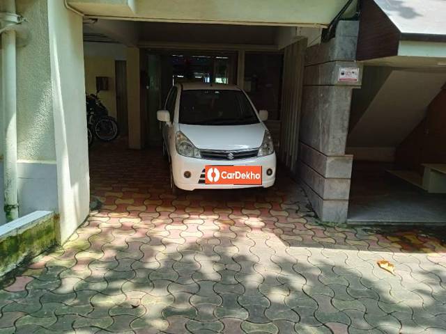 https://images10.gaadi.com/usedcar_image/3601541/original/processed_811ad705-04ad-4c7f-b15a-3d104b7956d3.jpg?imwidth=6401