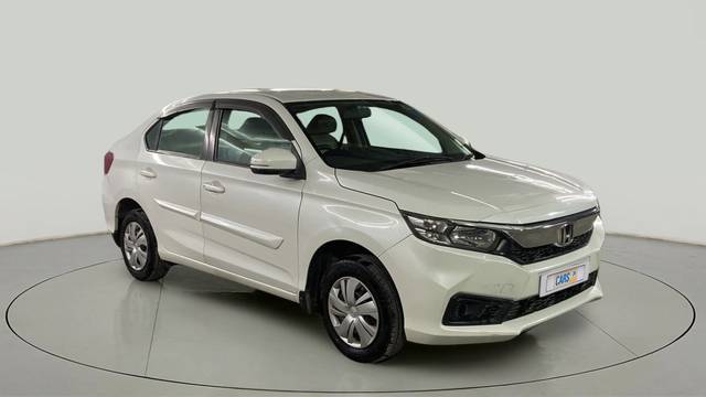 https://images10.gaadi.com/usedcar_image/3602024/original/slot__5-10088750758-7ff4c764486746bfbe81252b76c3d5c3-Exterior-7.jpg?imwidth=6400