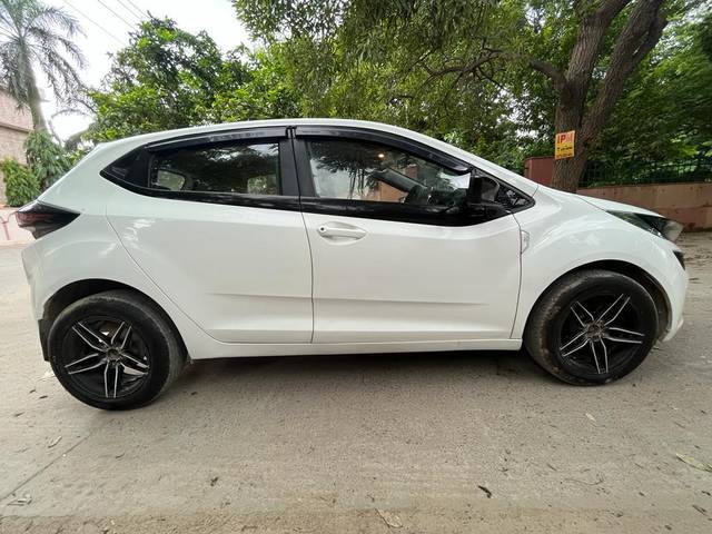 https://images10.gaadi.com/usedcar_image/3604309/original/processed_img2883561__used_car_2883561_1696399515.jpg?imwidth=6402