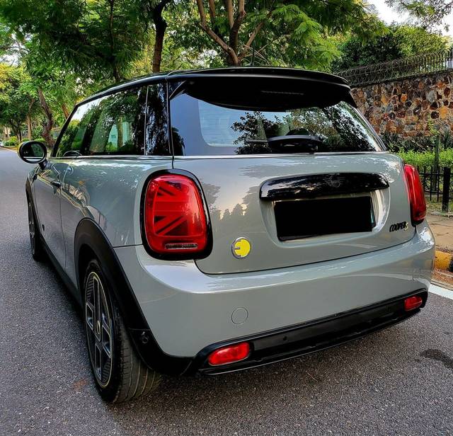 https://images10.gaadi.com/usedcar_image/3605096/original/processed_img2883994__used_car_2883994_1696589065.jpg?imwidth=6401