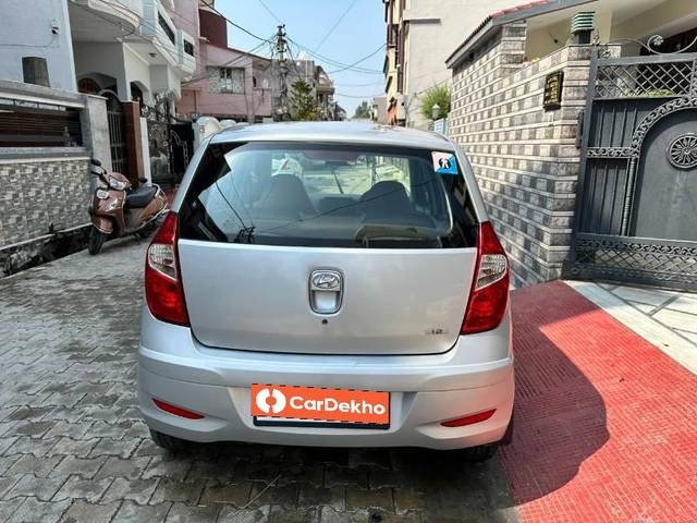 https://images10.gaadi.com/usedcar_image/3605541/original/processed_e62428e0-684a-4ac3-b51c-2d200d6a3d0c.jpg?imwidth=6402