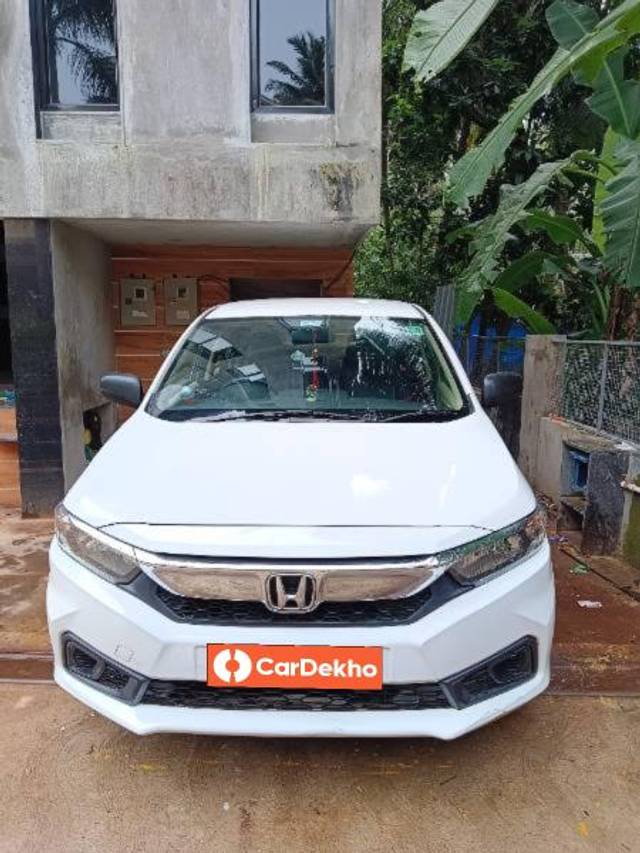 https://images10.gaadi.com/usedcar_image/3605636/original/processed_7e563772-7530-4399-85e4-01136fd17ff2.jpg?imwidth=6400