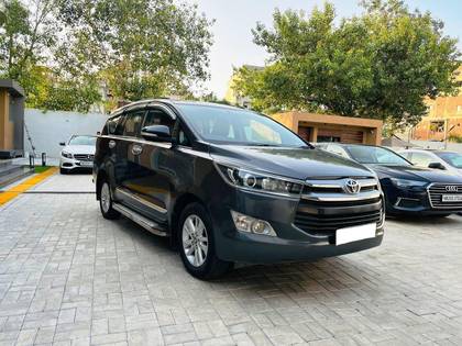 Toyota Innova Crysta 2.4 VX MT BSIV Toyota Innova Crysta 2.4 VX MT BSIV