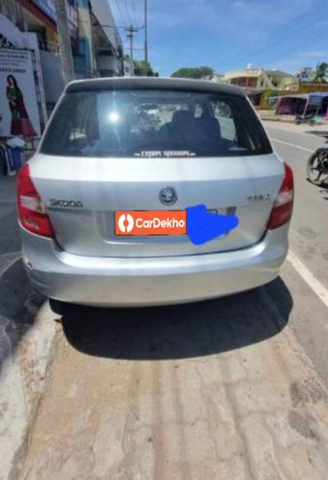 https://images10.gaadi.com/usedcar_image/3606612/original/processed_f31e8dfc-0238-4f26-982b-3a0215240987.jpg?imwidth=6402