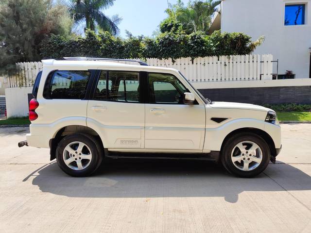 https://images10.gaadi.com/usedcar_image/3606630/original/processed_img2884690__used_car_2884690_1696508811.jpg?imwidth=6401