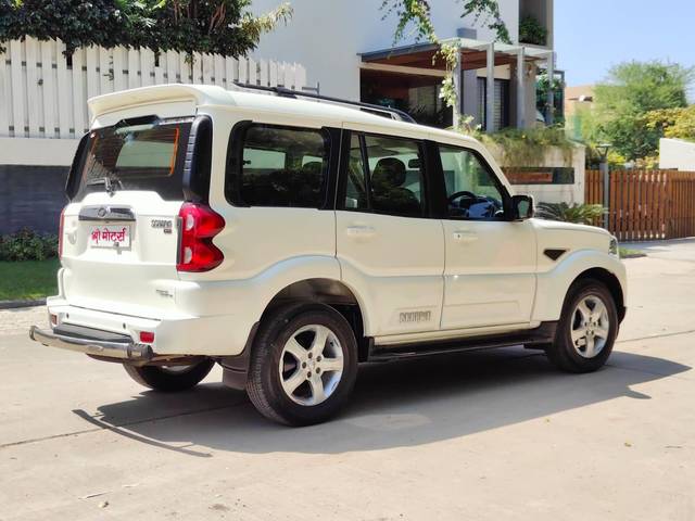 https://images10.gaadi.com/usedcar_image/3606630/original/processed_img2884690__used_car_2884690_1696508813.jpg?imwidth=6402