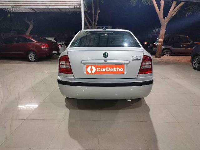https://images10.gaadi.com/usedcar_image/3607322/original/processed_8a2e61c2-feed-429d-8137-b491a87b82ac.jpg?imwidth=6402