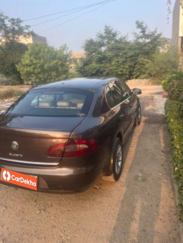 https://images10.gaadi.com/usedcar_image/3607381/original/processed_6ad8d292-fec1-496c-ab5d-dc8d7f757d93.jpeg?imwidth=6401