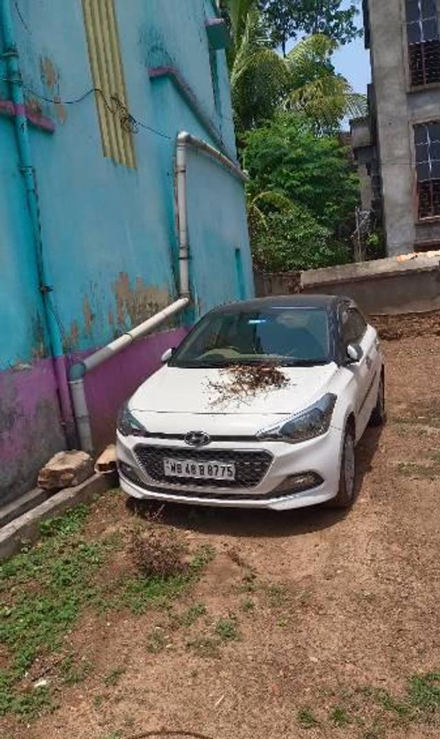 https://images10.gaadi.com/usedcar_image/3607650/original/processed_d281b6d9-114d-45f2-94b6-1c3f98f3820f.jpg?imwidth=6400