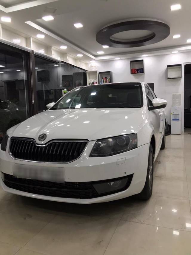 https://images10.gaadi.com/usedcar_image/3608091/original/processed_img2885338__used_car_2885338_1696594501.jpg?imwidth=6400
