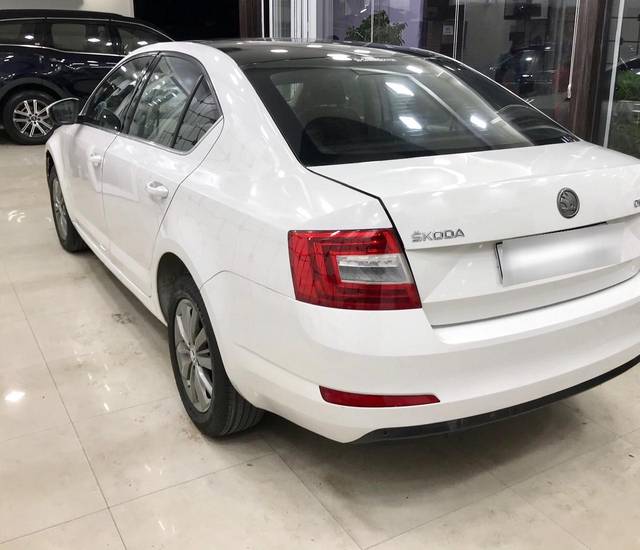 https://images10.gaadi.com/usedcar_image/3608091/original/processed_img2885338__used_car_2885338_1696594505.jpg?imwidth=6402