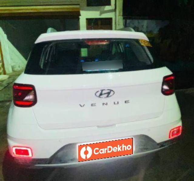 https://images10.gaadi.com/usedcar_image/3608403/original/processed_e1df9ed9-4f92-41d2-ae6d-110490edfb33.jpg?imwidth=6402