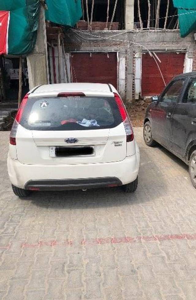 https://images10.gaadi.com/usedcar_image/3608428/original/processed_c6fcf097-d204-4882-9d20-3b49f61f7cea.jpeg?imwidth=6401