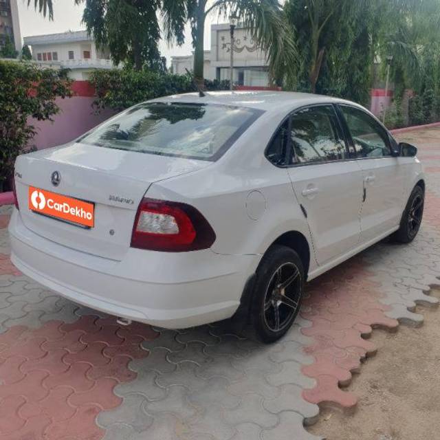 https://images10.gaadi.com/usedcar_image/3608479/original/processed_8b61b9f0-92e3-4e85-ae00-70aa0abaf8a2.jpg?imwidth=6401