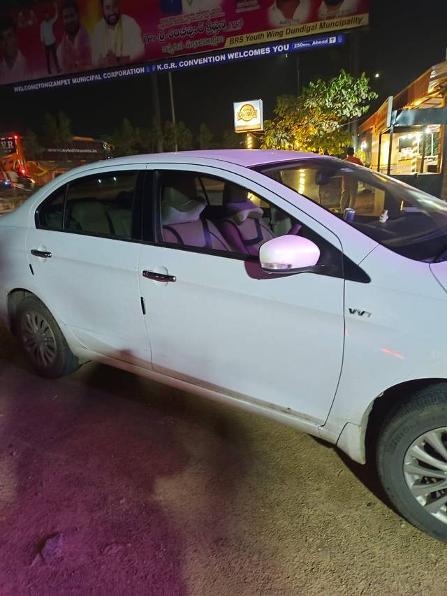 https://images10.gaadi.com/usedcar_image/3608581/original/processed_59bbe96a-b018-43f3-a15a-db277174f31d.jpg?imwidth=6402
