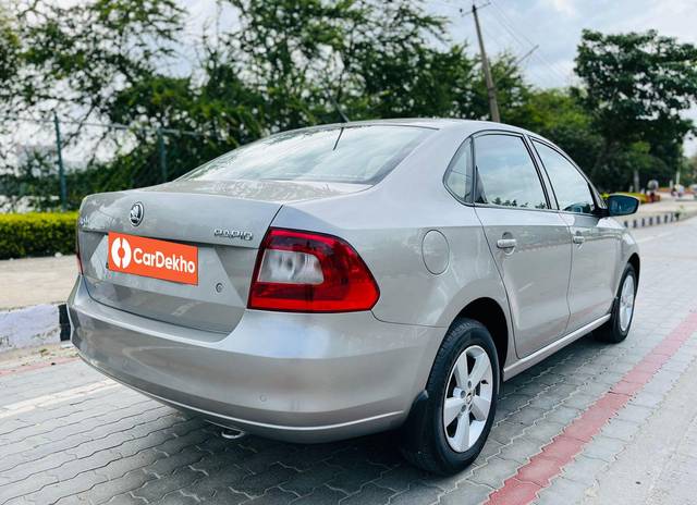 https://images10.gaadi.com/usedcar_image/3609511/original/processed_img2885988__used_car_2885988_1696676242.jpg?imwidth=6401