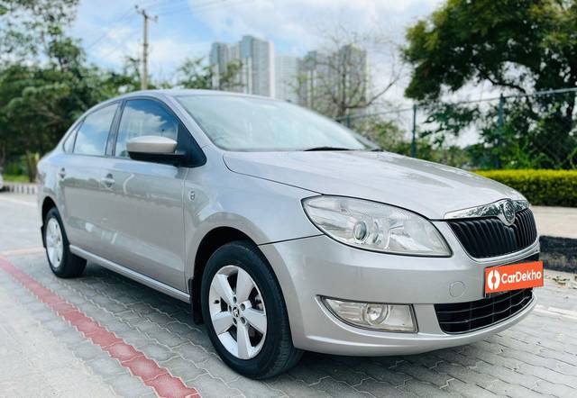 https://images10.gaadi.com/usedcar_image/3609511/original/processed_img2885988__used_car_2885988_1696676256.jpg?imwidth=6400