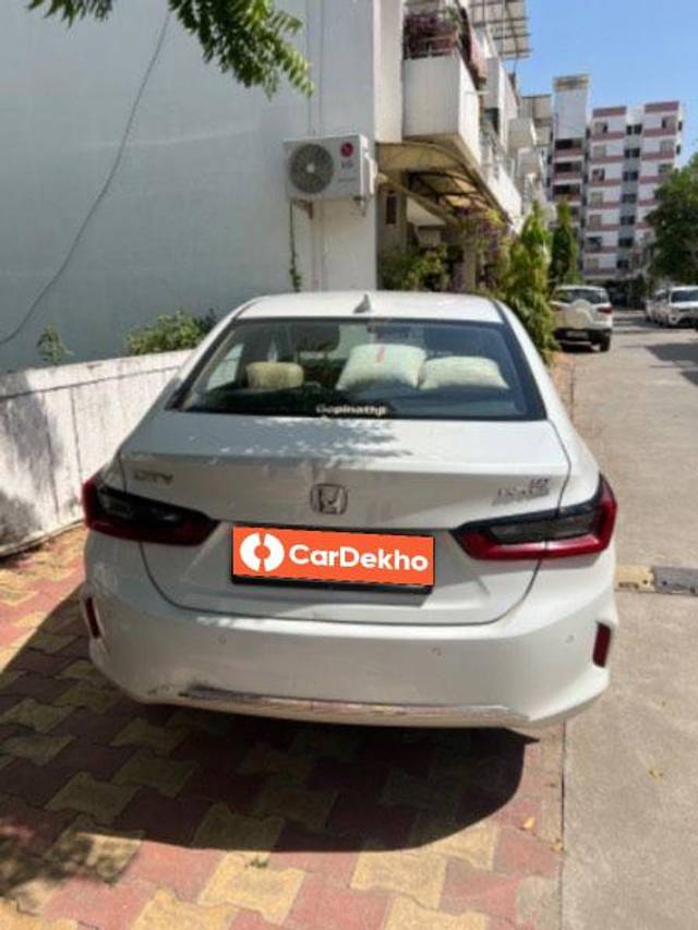 https://images10.gaadi.com/usedcar_image/3610132/original/processed_6edd7dd8-018a-4b13-babb-8bb241aa2b42.jpeg?imwidth=6402