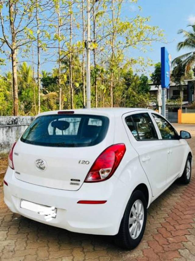 https://images10.gaadi.com/usedcar_image/3610559/original/processed_1c731920-fe91-46cc-9479-9f660346efa8.jpg?imwidth=6402