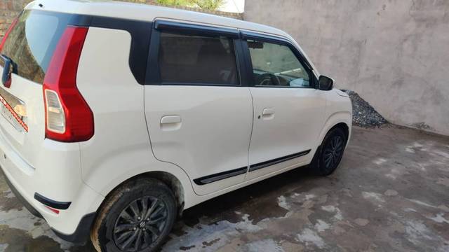https://images10.gaadi.com/usedcar_image/3610757/original/processed_1ca2214e-ea25-4322-ac3e-c25fcd8fb8f2.jpg?imwidth=6401