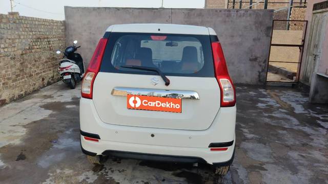 https://images10.gaadi.com/usedcar_image/3610757/original/processed_2cf1bb4e-0c4c-4567-9d12-65b2a8517ea5.jpg?imwidth=6402