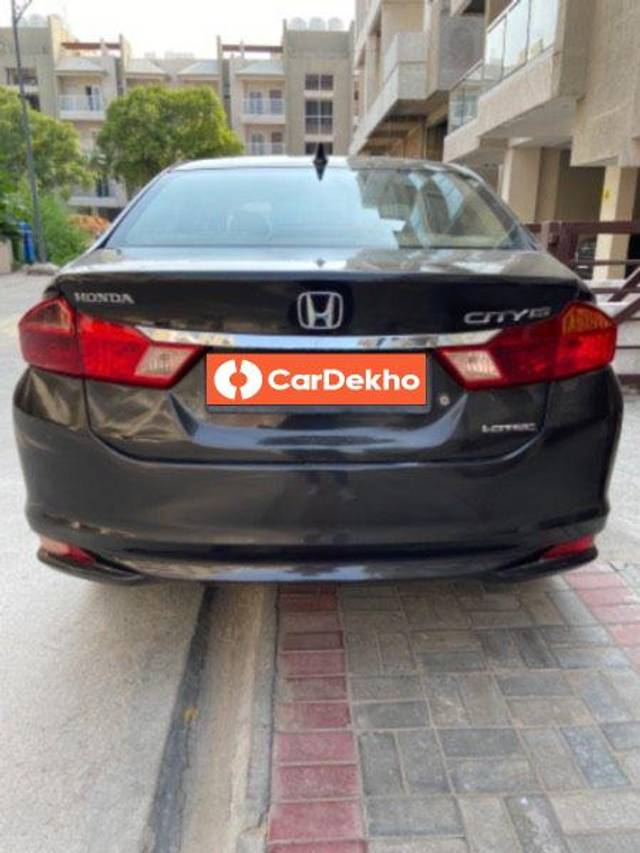 https://images10.gaadi.com/usedcar_image/3610771/original/processed_78003751-1709-42c9-a4c7-c333d9856303.jpeg?imwidth=6401