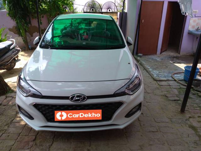 https://images10.gaadi.com/usedcar_image/3611258/original/processed_069e0dd6-02e0-4a23-b3d2-7a95de9f2bb2.jpg?imwidth=6401