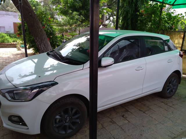 https://images10.gaadi.com/usedcar_image/3611258/original/processed_2c1ab5e9-5997-4b96-beaa-3a7fe3d84842.jpg?imwidth=6400