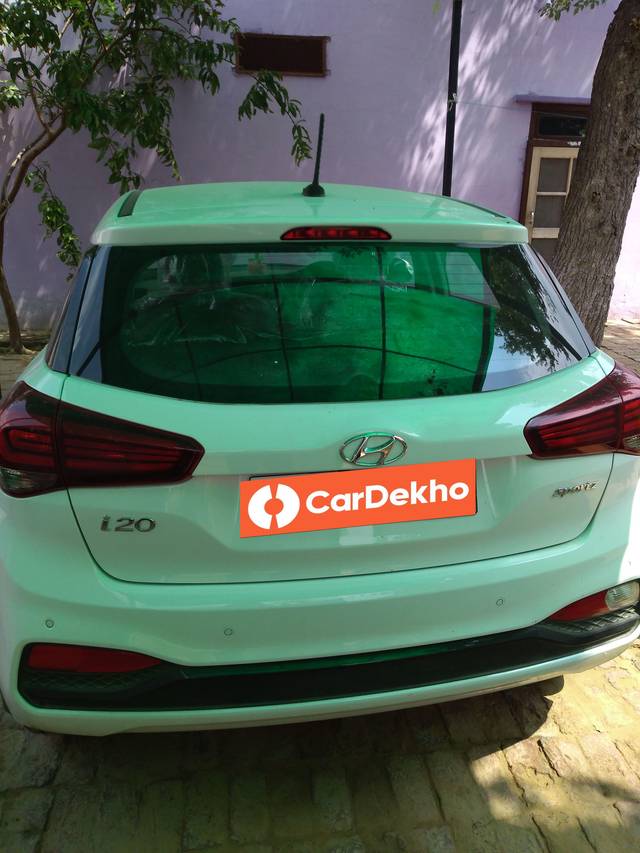 https://images10.gaadi.com/usedcar_image/3611258/original/processed_c2c91b05-e2fe-4bac-a2ac-d00d531eeaa7.jpg?imwidth=6402
