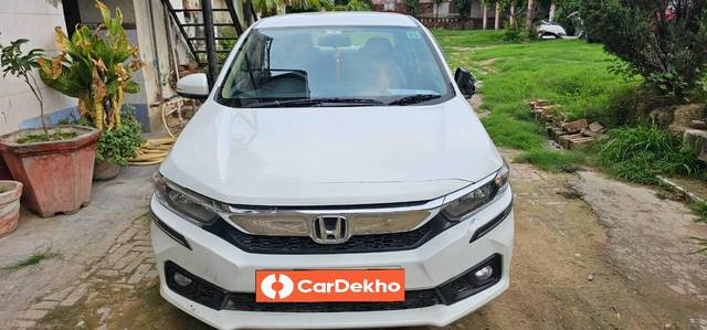 https://images10.gaadi.com/usedcar_image/3611447/original/processed_7dcca779-0f06-4cb4-ac40-cb04ec9ad20b.jpg?imwidth=6401