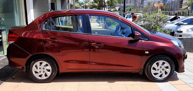https://images10.gaadi.com/usedcar_image/3611734/original/processed_img2886693__used_car_2886693_1696831553.jpg?imwidth=6401