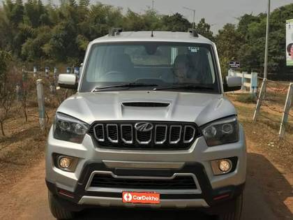 Mahindra Alturas G4 4X4 AT BSIV Mahindra Alturas G4 4X4 AT BSIV