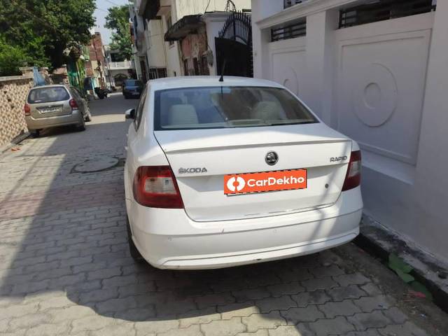 https://images10.gaadi.com/usedcar_image/3612378/original/processed_ec97751d-bab4-4d44-a590-60a268ab4547.jpg?imwidth=6401