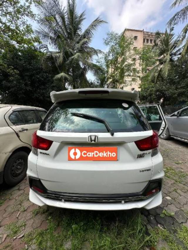 https://images10.gaadi.com/usedcar_image/3612533/original/processed_21e58e93-15ab-4718-8ef3-b4f7a2eedcae.jpg?imwidth=6401